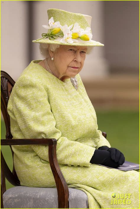 Queen Elizabeth Makes A Rare Royal Visit During Pandemic Photo 4537568
