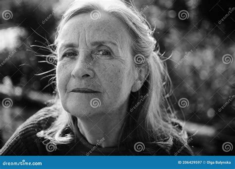 Zwart Wit Portret Van Oudere Vrouwen Met Grijs Haar En Gezicht Met