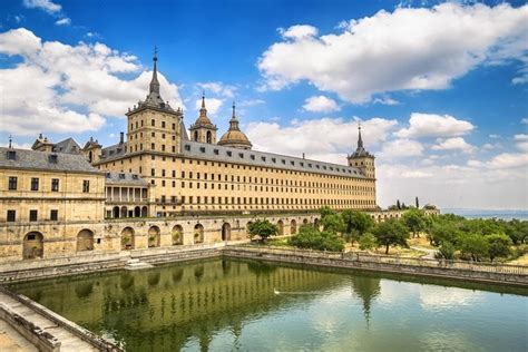 A lo largo de la navegación tendremos la oportunidad de ver el palacio de san telmo (sede del parlamento andaluz), la antigua fábrica de tabacos o el mítico puente de triana. El Escorial and Valley of the Fallen from Madrid 2021