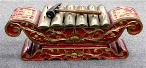 Sampai sekarang gamelan juga masih digunakan untuk mengiringi pertunjukan yang telah turun temurun seperti wayang. PEACE: Alat Musik Gamelan Jawa