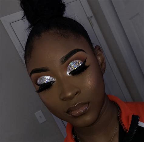 You Will Absolutely Go Crazy Over These Glitter Makeup Looks Slaylebrity