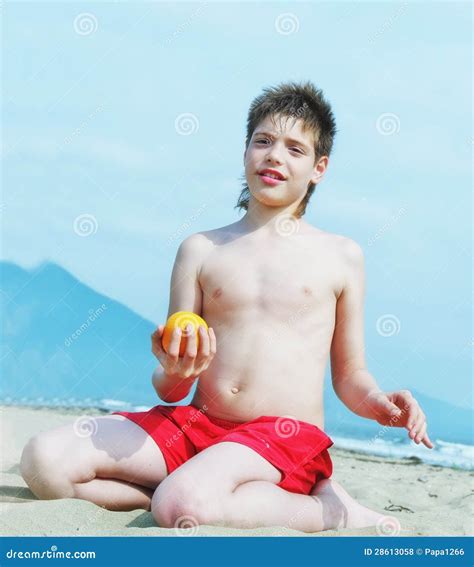 Retrato Do Rapaz Pequeno Feliz Na Praia Foto De Stock Imagem De