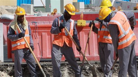 Qatar 6 500 ouvriers étrangers sont morts dans les chantiers de la