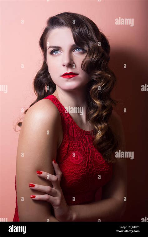 hermosa morenita con elegante modelo de peinado y labios rojos fotografía de stock alamy