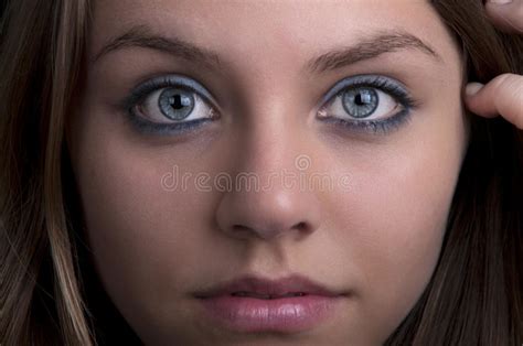 Junge Blondine Mit Blauen Augen Stockbild Bild Von Schönheit Elegant 20164521