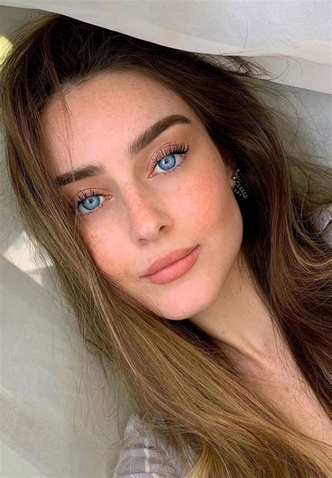 Pretty Natural No Makeup Look To Try In 2021 Pretty Blue Eyes