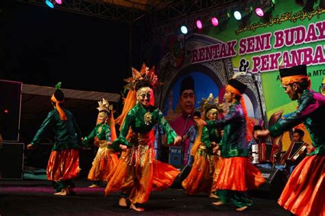 Pakaian para menari adalah baju khas melayu yang juga diikuti irama musik khas melayu. Tari Zapin Tarian Yang Berasal Dari Rumpun Melayu