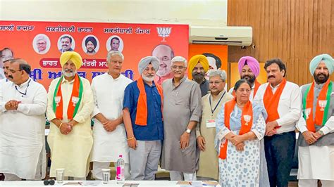5 key punjab congress leaders join bjp in amit shah s presence betrayed their mother for