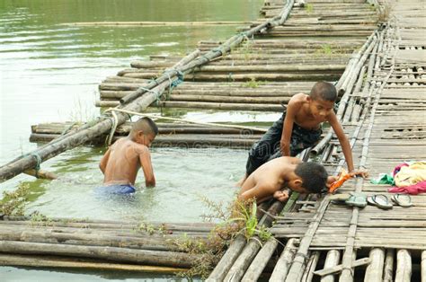 Niños Que Juegan El Agua En El Río Foto De Archivo Editorial Imagen