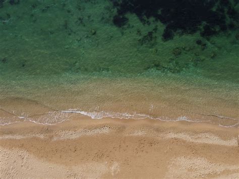 Bela praia remota com vista aérea de águas azuis cristalinas natureza