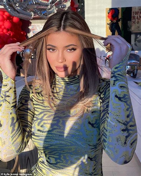 kylie jenner shows off her highlights in an eye popping bodysuit mèches blondes idée couleur