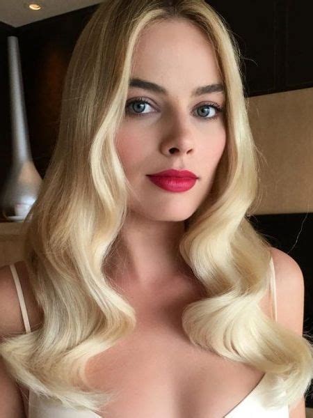 Margot Robbie Has The Secret For Faking Thick Hair Margot Robbie Hair Hollywood Glamour Hair