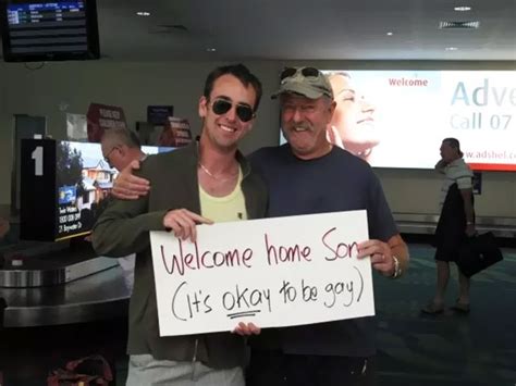 Here are some unique ways to display that funny welcome home sign. 40 Hilarious Airport Greeting Signs That Are Both Funny ...
