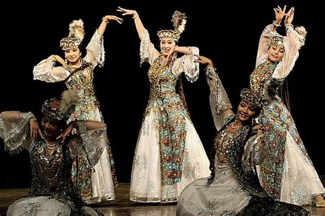 Uzbek Traditional Dance Traditional Dance Traditional Dresses Dancing Queen Girl Dancing