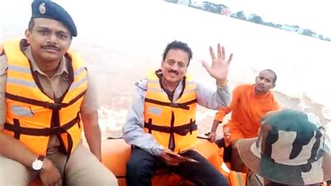 महाराष्ट्र बाढ़ का जायजा लेने पहुंचे मंत्री ने मुस्कुराते हुए ली सेल्फी वीडियो वायरल