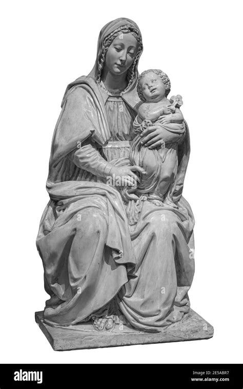 Antigua Estatua De Piedra De La Virgen María Con Jesucristo Aislada