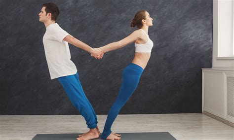 Yoga Posturas Que Puedes Hacer En Pareja Durante La Cuarentena Foto 1