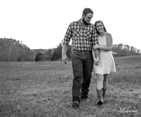 A Couples Photo Shoot In The Fall Of The Year Outside In The A Hay Field Couples Pictures