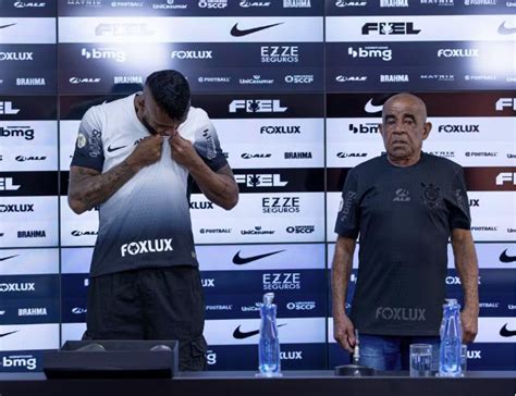 Alex Santana Recebe Camisa Do Corinthians Das M Os Do Pai E Se Emociona