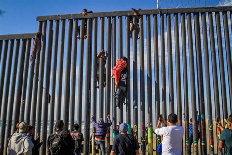 Migrantes Escalan Muro En Noroeste De México Y Cruzan Ilegalmente A Ee
