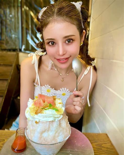 Hanaさんのインスタグラム写真 Hanainstagram 「・ 氷おばけ👻行ってきた〜🏃‍♀️ どれにしようか迷ったけど、桃氷〜アールグレイ香るカスタードパイ〜にしたよ🍑 ふわふわ氷