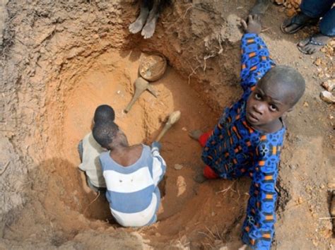 Bambini Nelle Miniere Doro Del Ghana