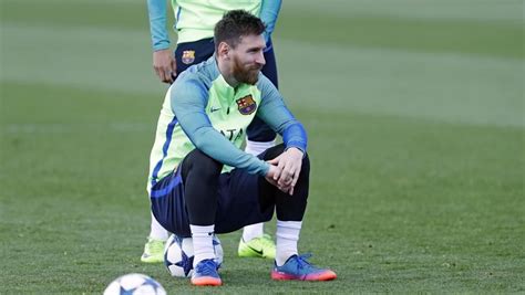 Messi Observa Al Resto De Compañeros Sentado En La Pelota Messi Neymar Messi Futbol Messi