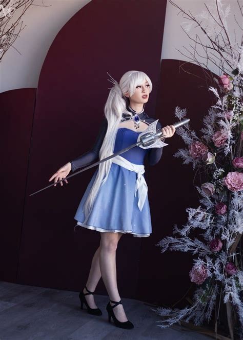 Weiss Cosplay By Raemcclaire Photographed By Me Rwby Rwby Cosplay Mom Support