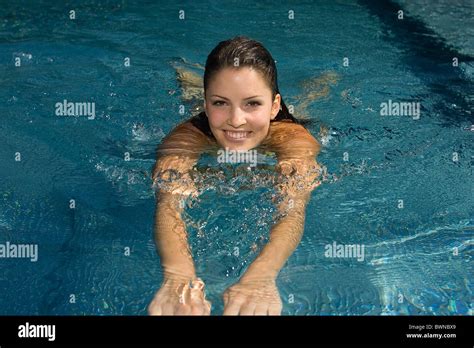 Mädchen goldenen Bikini Pool Wasserbad Baden junge Frau Schwimmbad