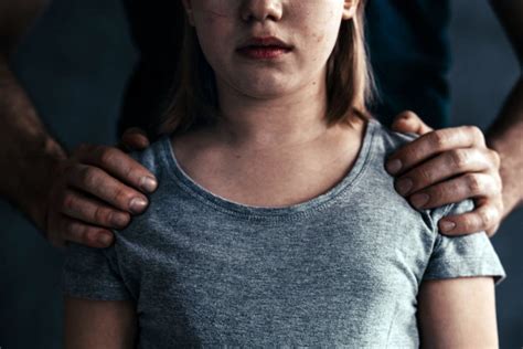 Vater fühlt sich einsam dann vergewaltigt er seine Tochter 10