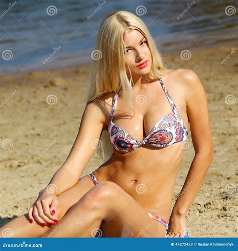 Sexy Meisje In Bikini Op Het Strand Stock Foto Image Of Vrij Vreugde 44272428