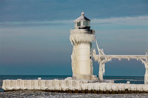 Incredible Frozen Lighthouses On Lake Michigan In Pictures With