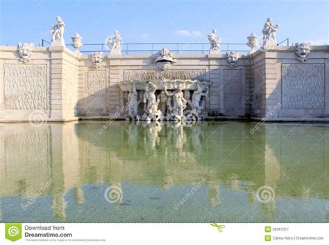 The baroque gardens of the belvedere rank among the most beautiful in the world. Belvedere-Palastbrunnen Und -garten Stockbild - Bild von ...