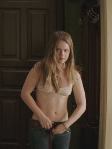 Hera Hilmar Queen Maghra Forced To Strip An Ordinary Man Nude Celebs