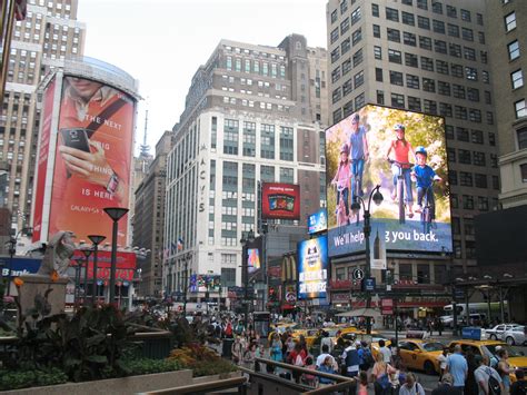 Check spelling or type a new query. Grote drukte op de 7th Avenue in de buurt van Madison ...