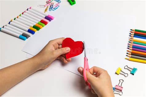 Manos Infantiles Cortando Papel Coloreado Con Tijeras En La Mesa Foto