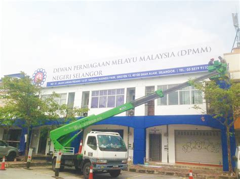 Sebelum merdeka ia dikenali sebagai majlis mesyuarat negeri. Kilang Signboard: Signage Dewan Perniagaan Melayu Malaysia