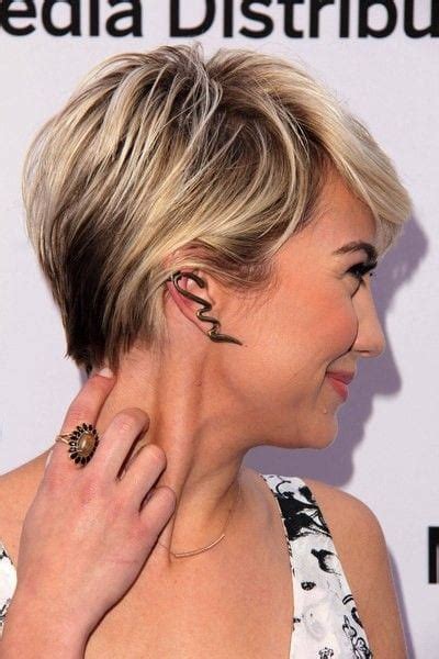 25 Stunning Ideas To Wear Earrings With Short Hair