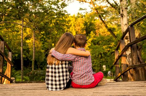 Photo Libre De Droit De Petite Fille Et Garçon Du Dos Étreignant Et