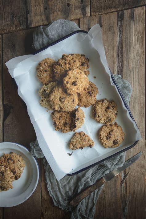 No oil, no flour, no eggs, no sugar. Low-calorie Chocolate Chips Oatmeal Cookies - Simple But Yum