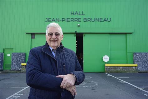 Il est chef d'antenne des bulletins de nouvelles de fin de journée du réseau tva depuis 40 ans. Vroegmarkt brengt hulde aan sterrenchef Jean-Pierre ...