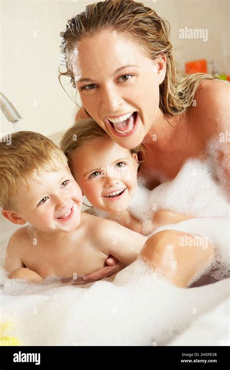 Mother Bathing Family Bubble Bath Mom Mothers Mum To Bath Families Bubble Baths Stock