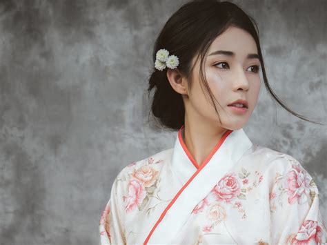 beautiful japanese woman in kimono