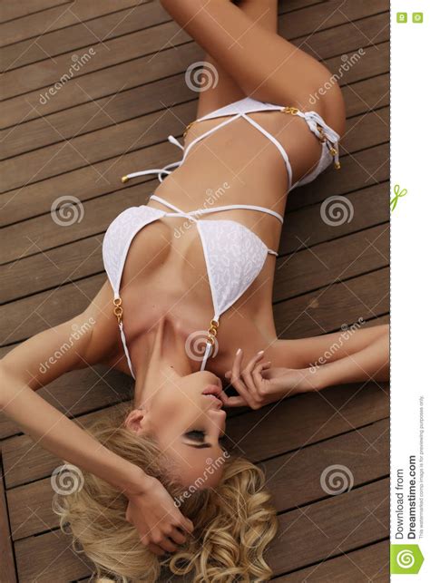Donna Splendida Sexy Con Capelli Biondi In Bikini Elegante Immagine