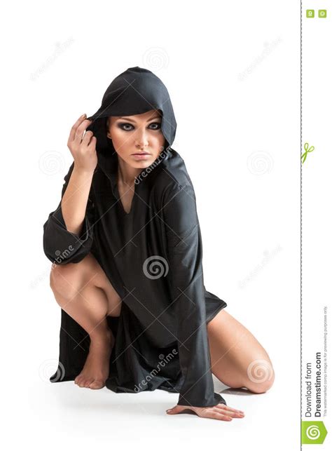 Jovem mulher na capa preta foto de stock. Imagem de capuz - 70787838