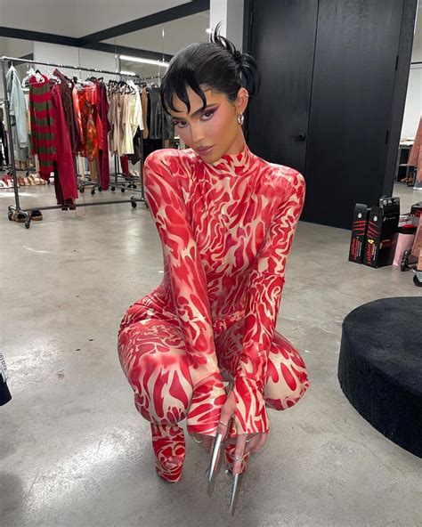 Pregnant Kylie Jenner Poses In Nightmare On Elm Street Claws While In A