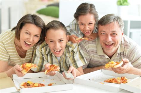 Grande Famiglia Felice Che Mangia Pizza Fotografia Stock Immagine Di Fratello Famiglia