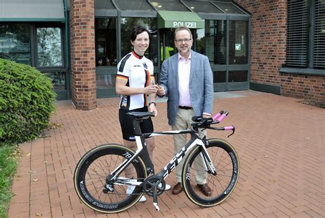 Lisa Brömmel Sahnt Drei Titel Ab Polizistin Wird In Herentals Europameisterin Im Radsport Wesel