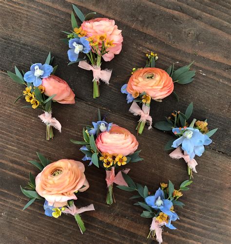 A peach wedding bouquet recipe that you can either diy yourself or take to your local florsit. Pin on boutonnieres