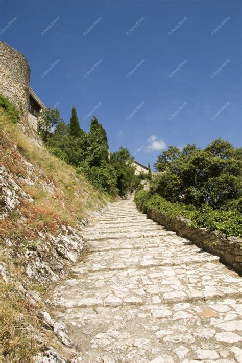 La chemin en pierre qui accède au village d Aiguèze Denis MERCK